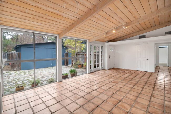 Building Photo - Stunning Woodland Hills Pool Home – South ...