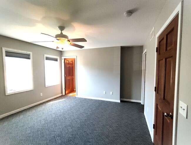 Building Photo - 5948 Oakgreen Ave N