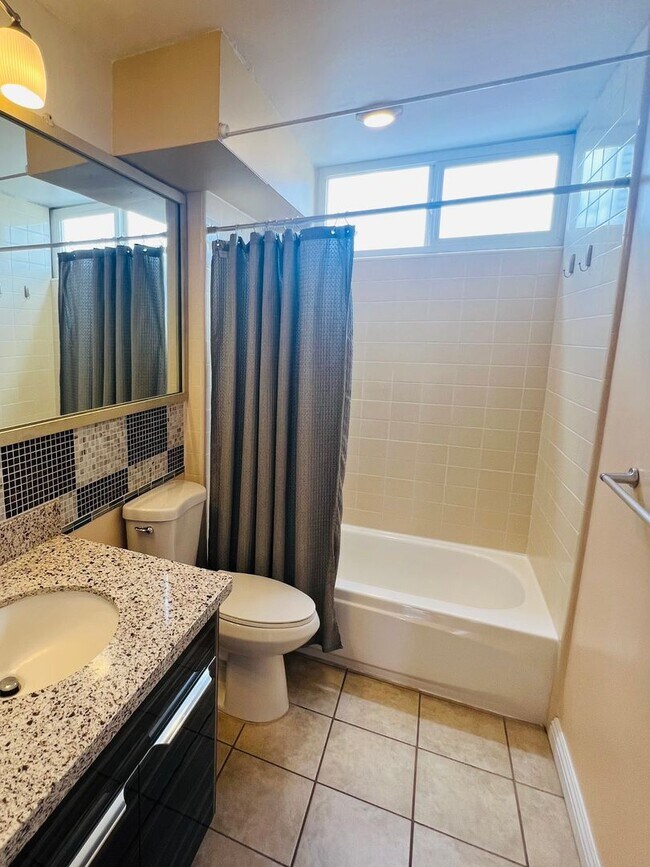 Building Photo - Beautifully Updated 1BR Condo Minutes from Waikiki/Ala Moana