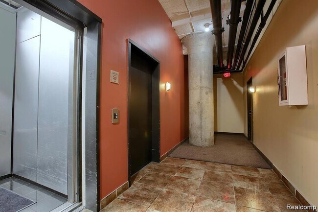 Building Photo - 6533 E Jefferson Ave