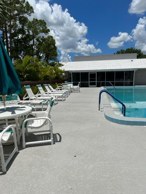 Building Photo - 301 SE Castle Ct