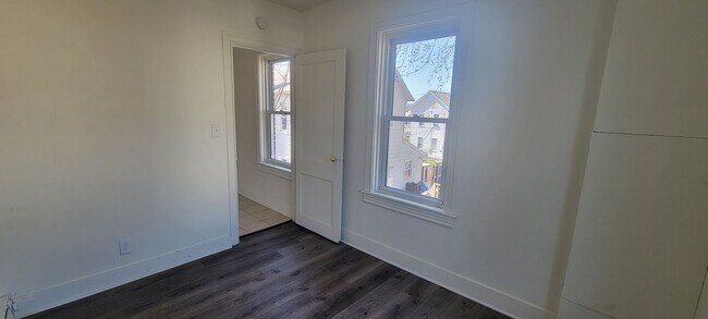Building Photo - 217 Pen Argyl St