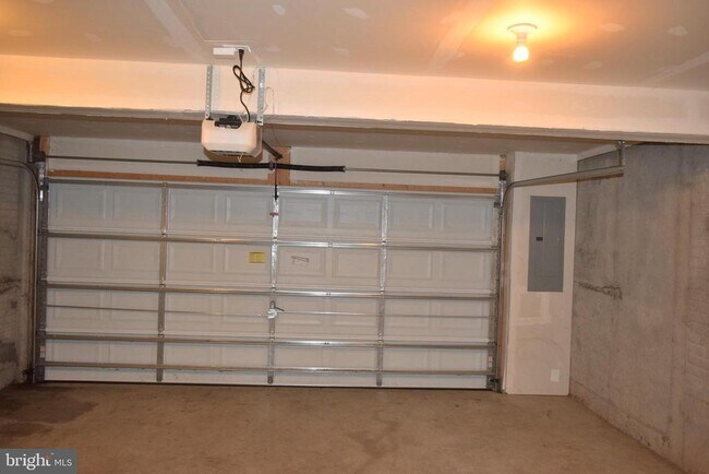 Building Photo - 8659 Rosecrans Ln
