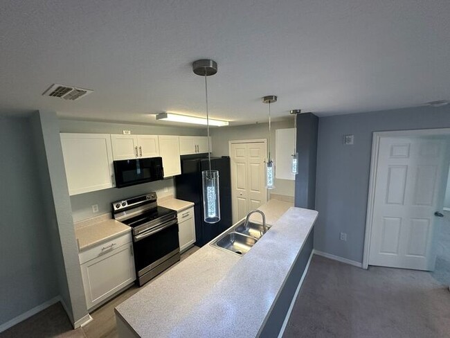 Building Photo - Stunning 2 bed 2 bath Condo in the heart o...