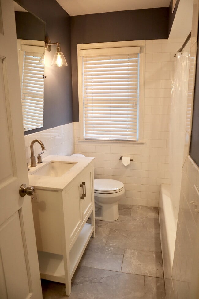 Building Photo - "Charming 4-Bed Oasis on Dakota Avenue: Spacious Living with 2 Full Baths in St. Louis Park!"