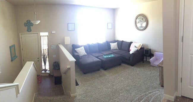 Building Photo - Southern Facing End 3 Bedroom Townhome