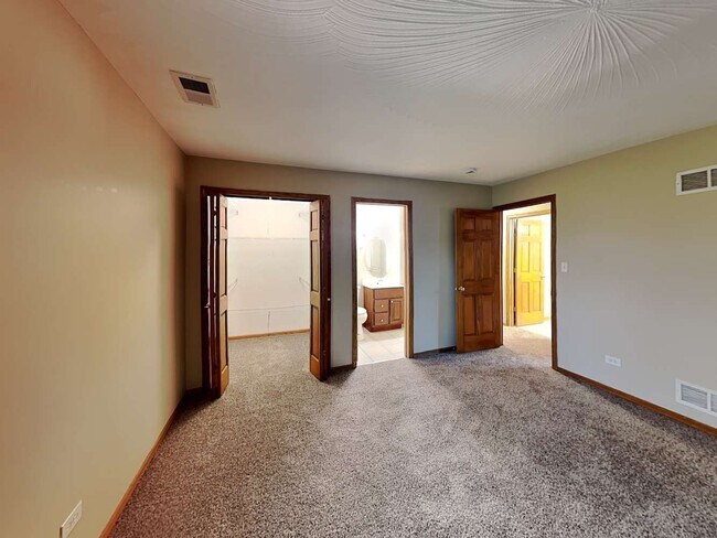 Building Photo - 721 Westshore Dr