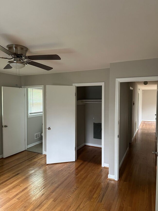 Building Photo - 3 Bed 1.5 Bath 10 Minutes from downtown!
