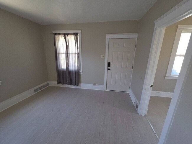 Building Photo - 3027 Fortune Ave