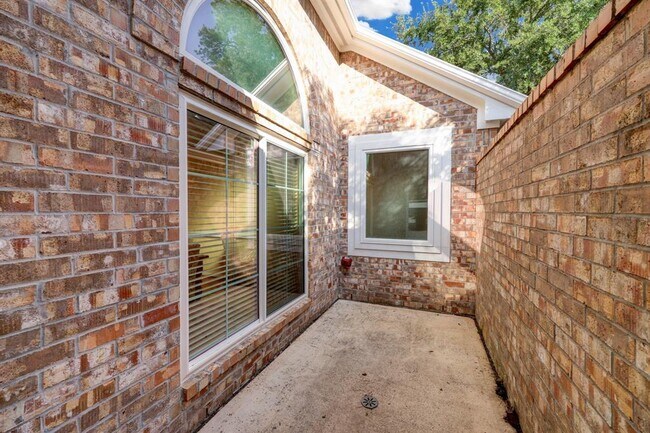 Building Photo - 5022 Coral Gables Dr