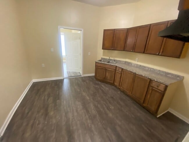 Building Photo - **ON HOLD**4 bedroom / 2 bathroom Home for...