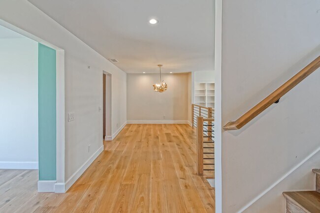Building Photo - 14 Aries Ct