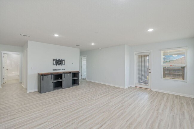 Building Photo - 522 Mary Lou Way