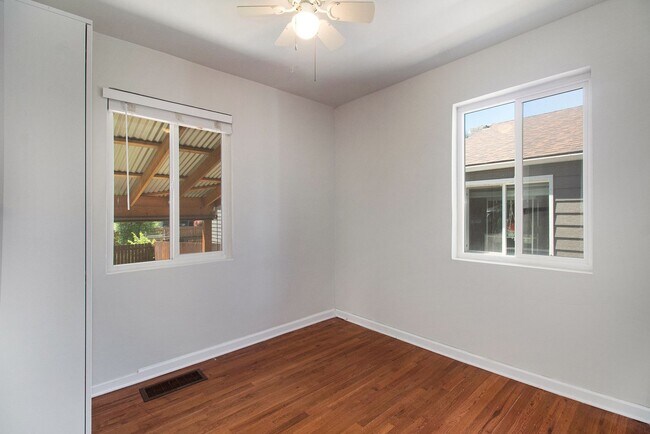 Building Photo - Single-Family 4 Bedroom 2 Bathroom Home in Englewood