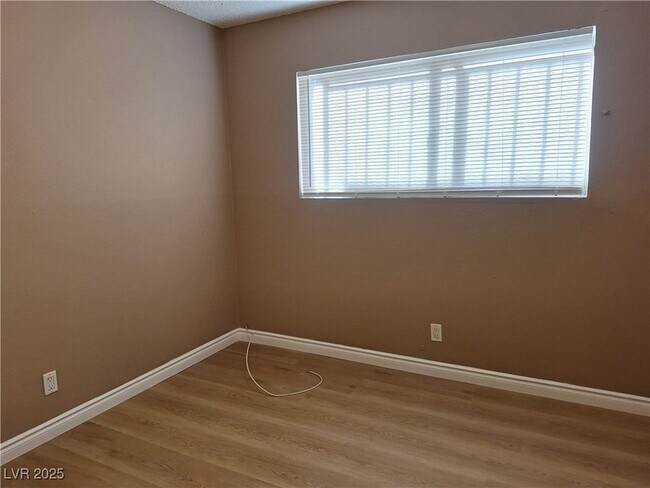 Building Photo - 489 North Cir