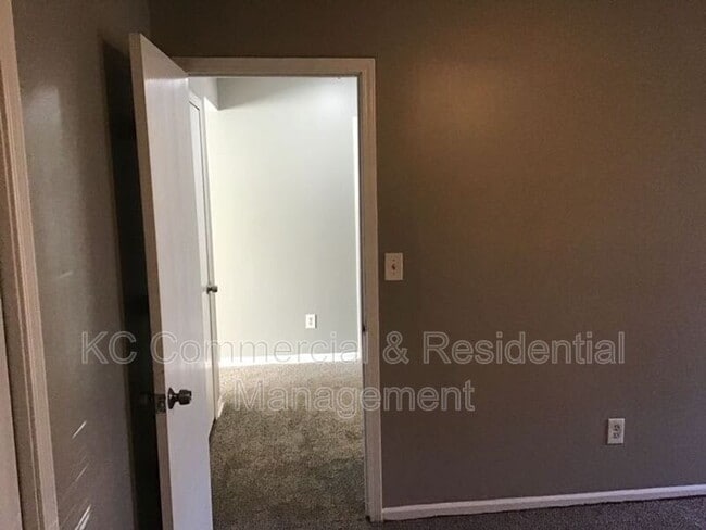 Building Photo - 208 W Meadow St