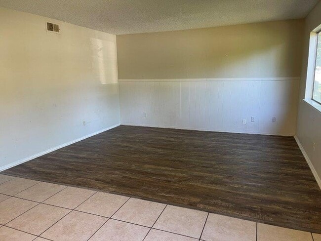 Building Photo - 2 Bedroom Condo Walking Distance to Downtown Elk Grove and Elk Grove Park