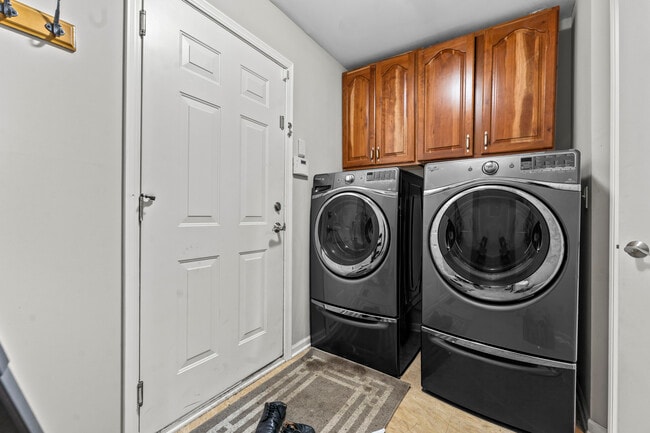 Building Photo - 2987 Saganashkee Ln