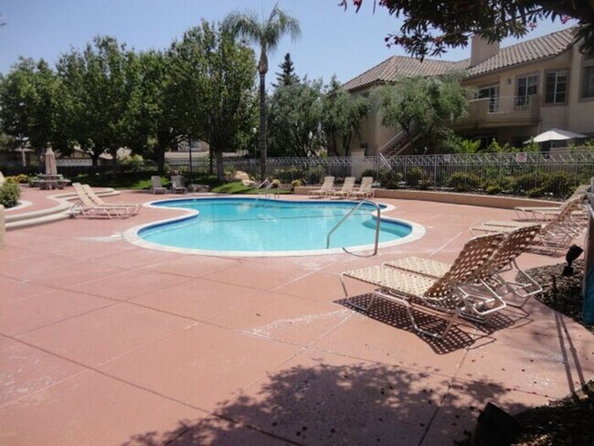 Building Photo - Gorgeous 2 + 2 Santa Fe Condo Valencia