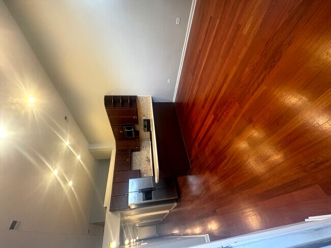 Building Photo - 521 N Racine Ave