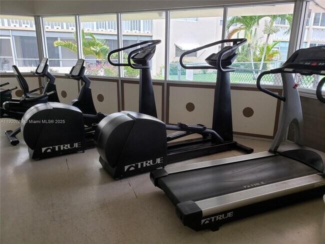 Building Photo - 300 NE 12th Ave