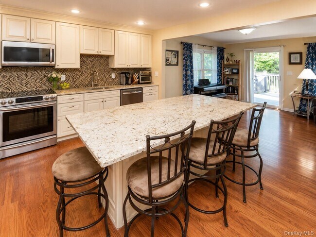Building Photo - 10 Roe Cir