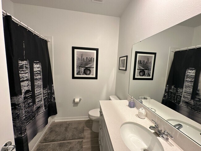 Building Photo - Beautiful 4 bedroom, 2 bathroom home near ...