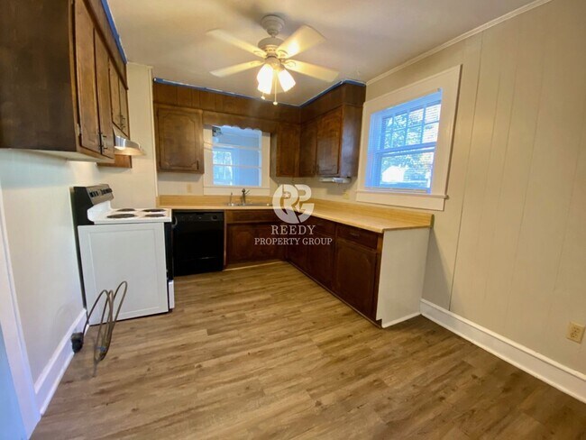 Building Photo - Spacious 3 bedroom  and 1 bath home with FENCED IN BACKYARD located minutes from downtown Spartan...