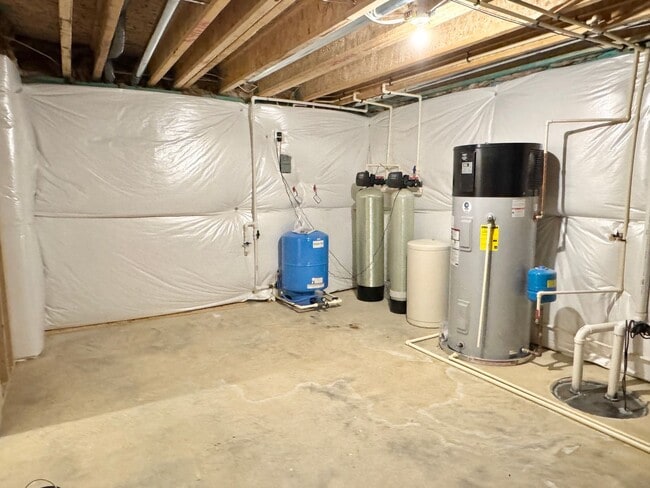 Building Photo - CLOSE TO BROOKE POINT VRE - LARGE ACREAGE HOME - STAFFORD- BASEMENT KITCHENETTE