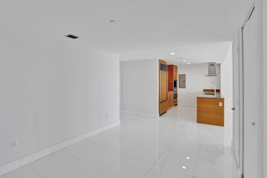 Building Photo - 495 Brickell Ave