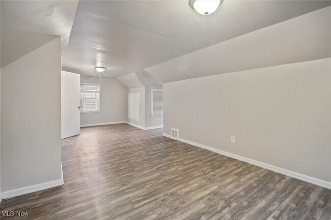 Building Photo - 5337 Hollywood Ave