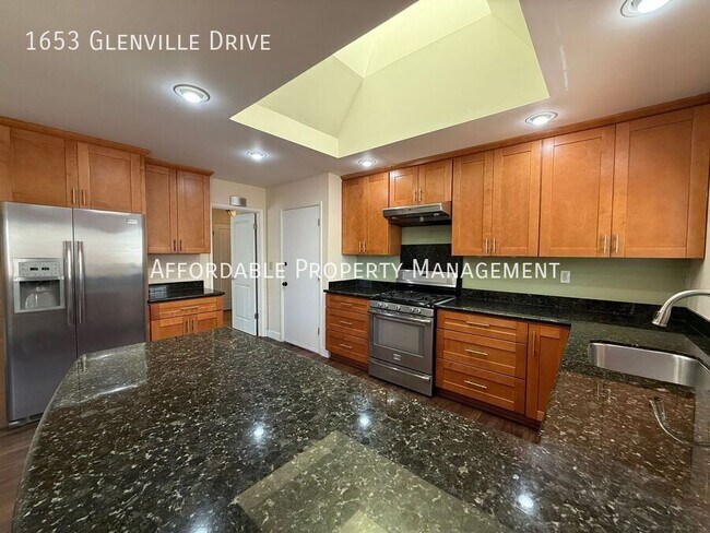 Building Photo - 1653 Glenville Dr