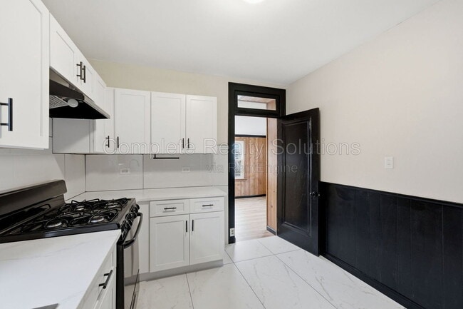 Building Photo - 5055 Lindenwood Ave