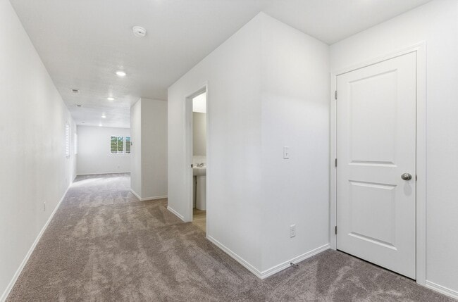 Building Photo - 1334 N Wilhelm Wy