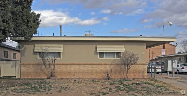 Building Photo - 1112 Palomas Dr SE