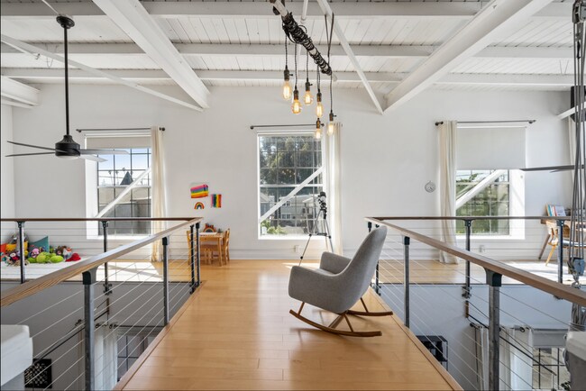 Building Photo - Industrial Chic 3bed/3bath loft style cond...