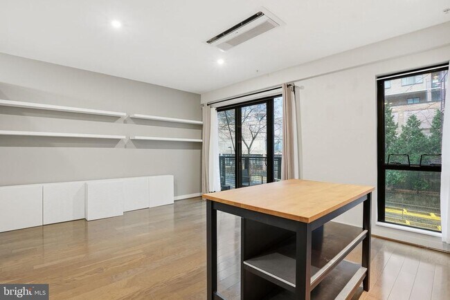 Building Photo - 1320 Fenwick Ln