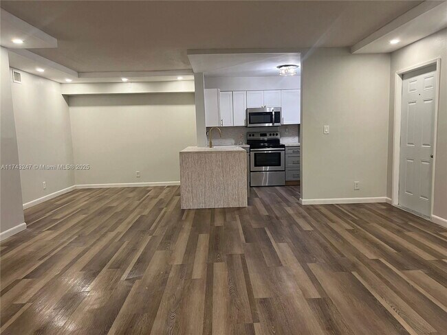 Primary Photo - 3001 N Oakland Forest Dr