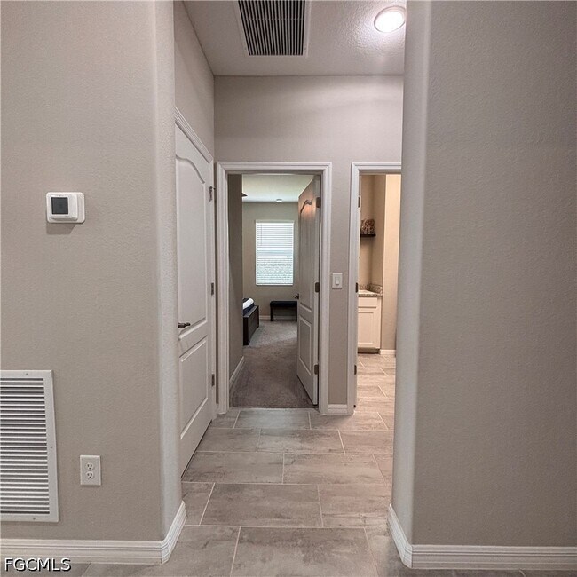 Building Photo - 4028 E Hampton Cir