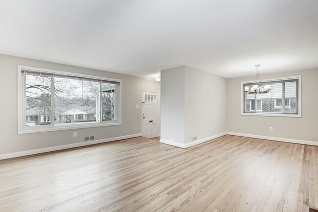 Building Photo - 3 Bed 2.5 Bathroom - Chevy Chase Rancher -...