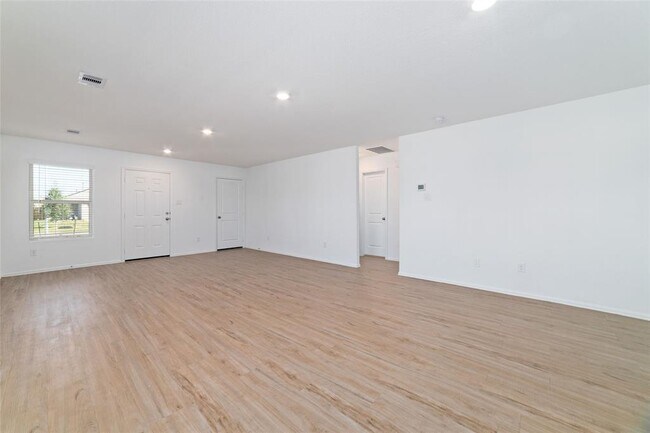 Building Photo - 27027 Vis Fld Dr