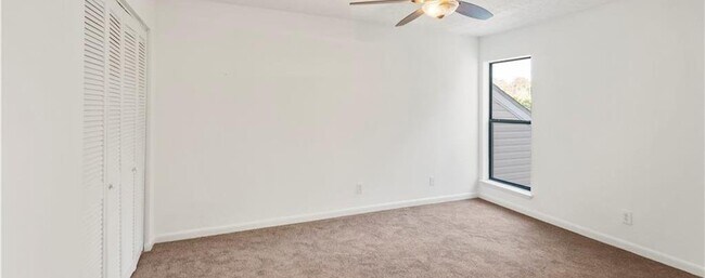 Building Photo - 2685 Meadowlawn Dr