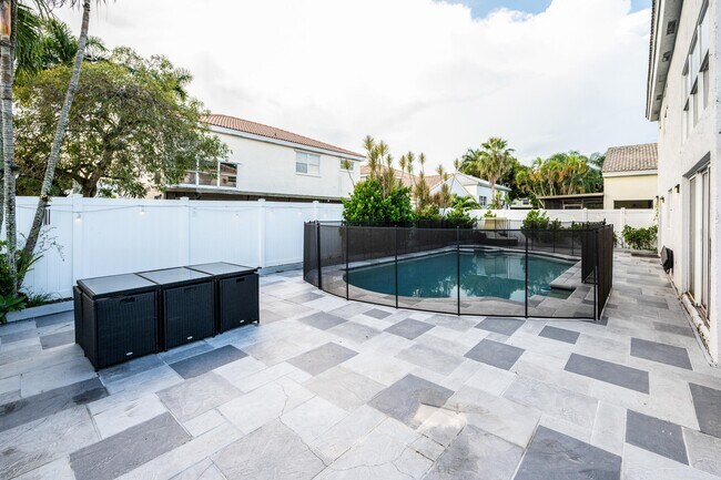 Building Photo - 621 Lakeshore Terrace