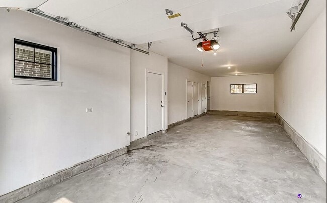 Building Photo - Luxurious 3 bed 3 bath townhome in Glen Ellyn