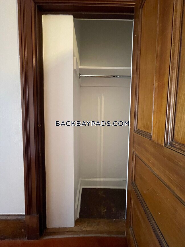 Building Photo - 370 Marlborough St