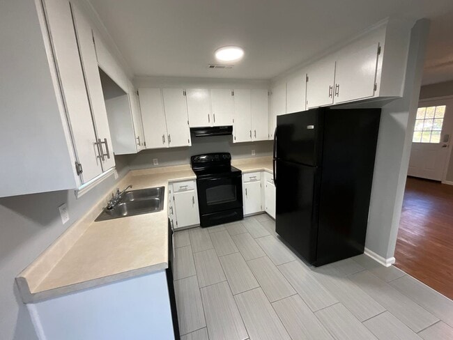 Building Photo - Adorable 2/1 in Great Location with Lawn Maintenance Included