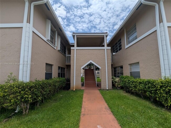 Building Photo - 10172 Twin Lakes Dr
