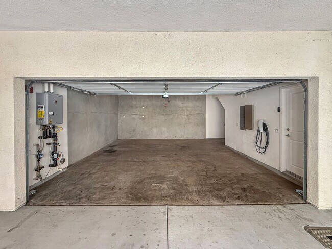 Building Photo - 3B/2.5BA Townhome in Mission Valley Now Av...