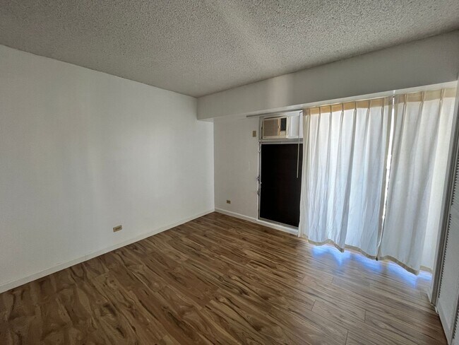 Building Photo - Westview Plaza 1 bedroom 1 bath with 1 ass...