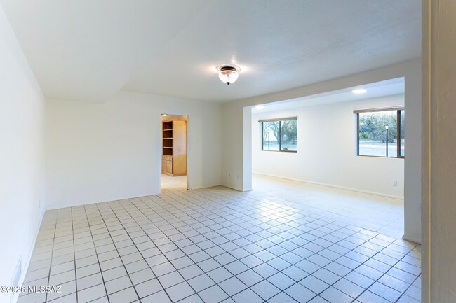 Building Photo - 1714 W Meadow Hills Dr